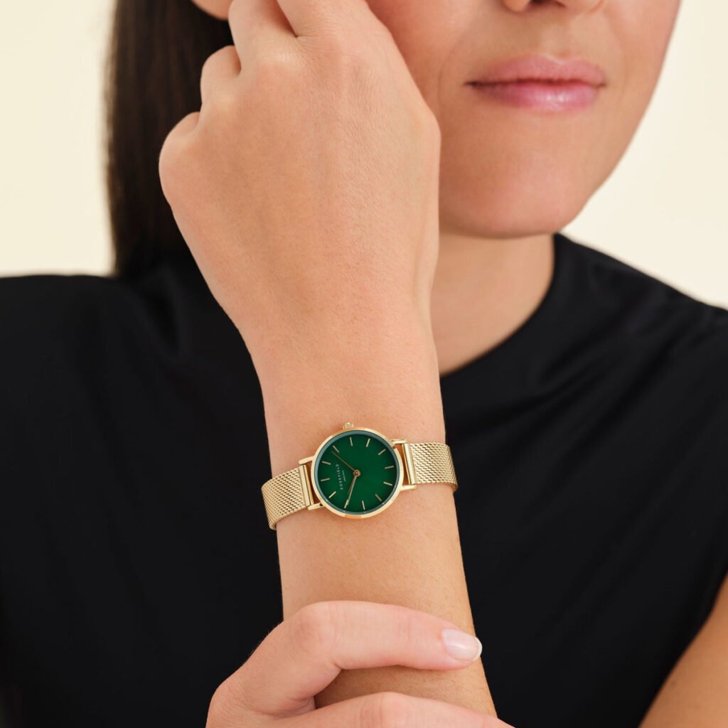 Rosefield Small Edit Emerald Mesh horloge – goudkleurig / groen – productfoto 2