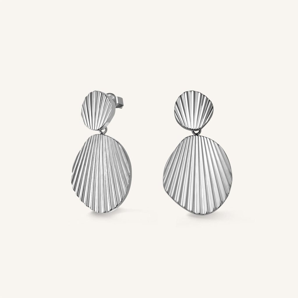 Rosefield Shell oorbellen – goudkleurig / zilverkleurig – productfoto 2