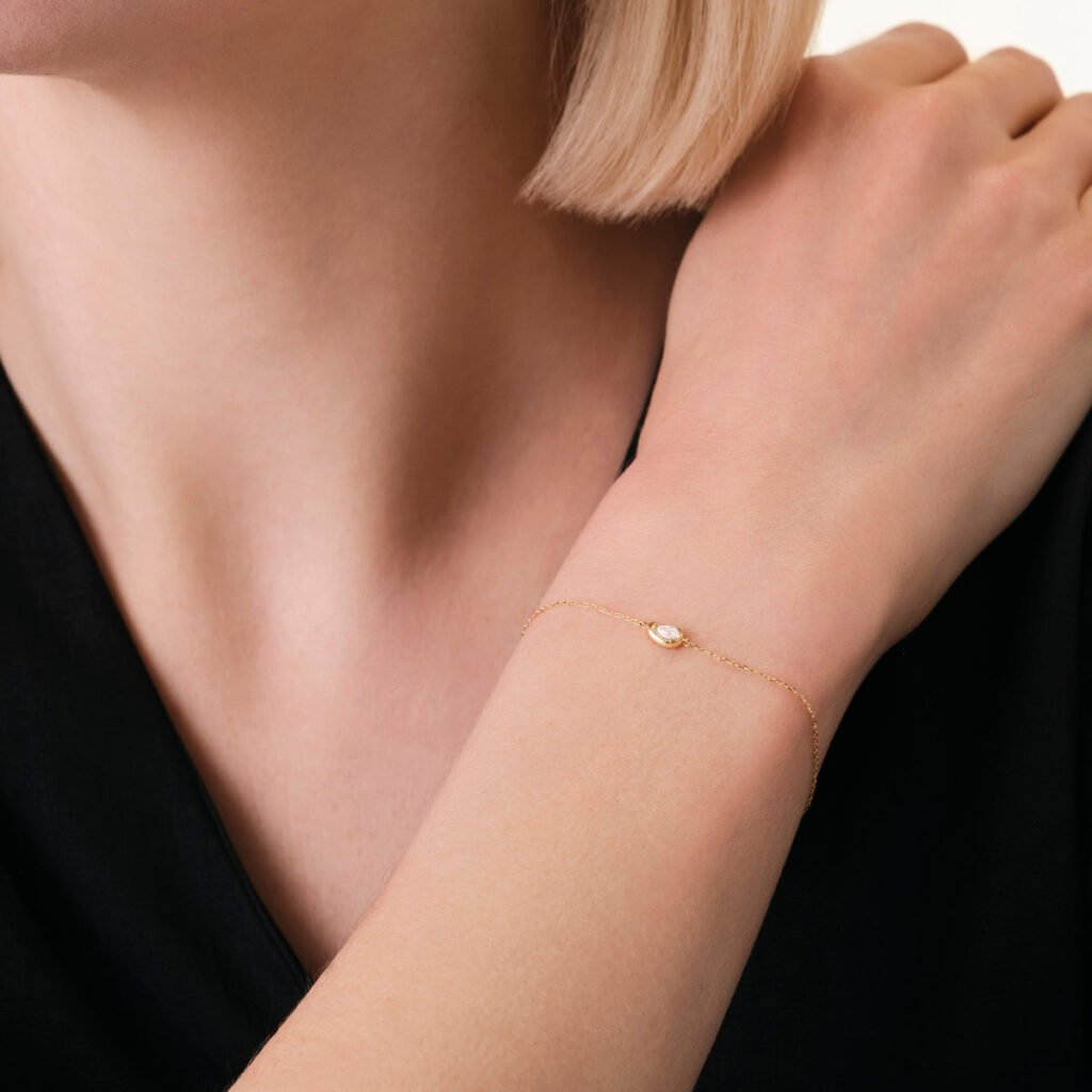 Rosefield Luna Pear armband – 14 karaat goud met labdiamanten – productfoto 2