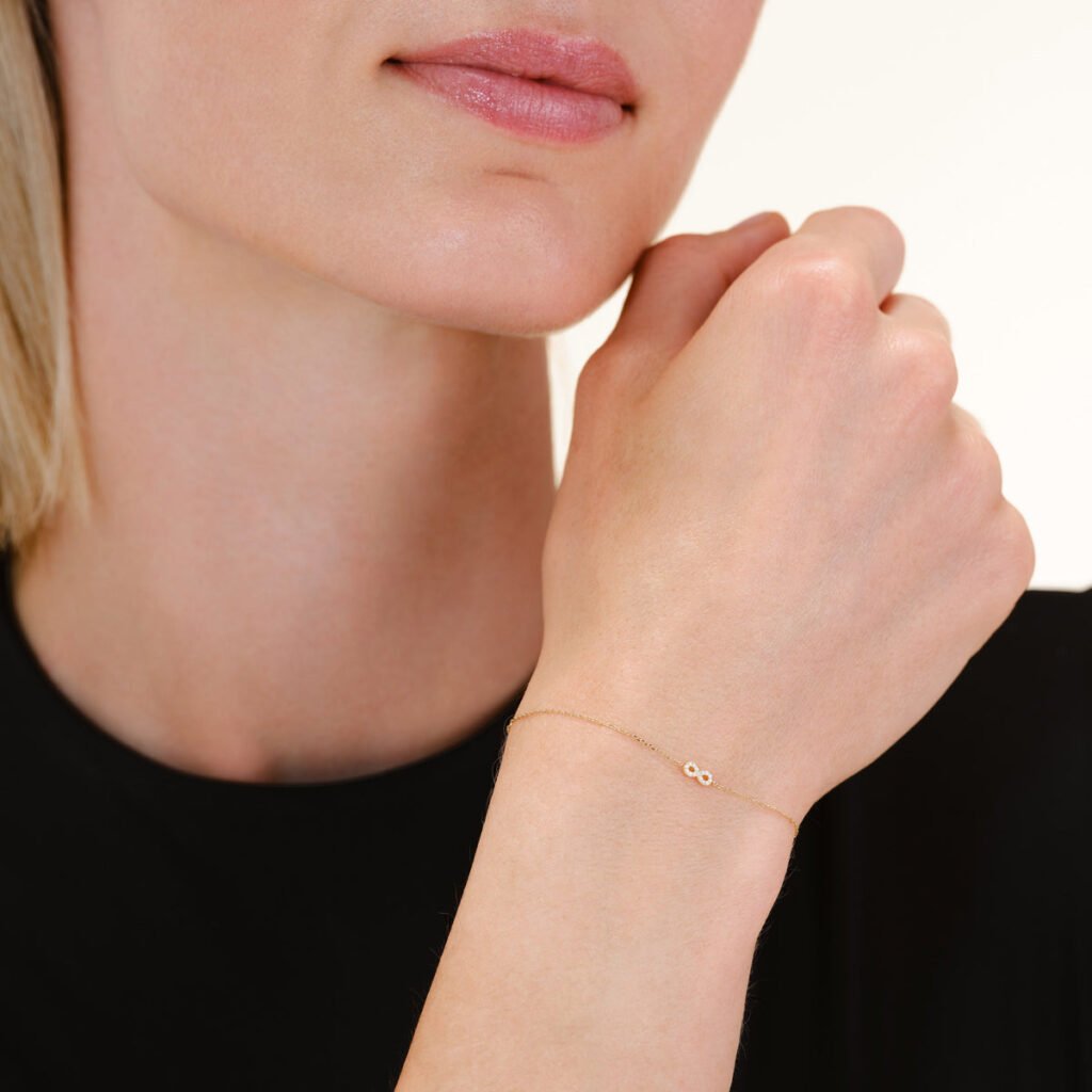 Rosefield Infinity armband – 14 karaat goud met labdiamanten – productfoto 2