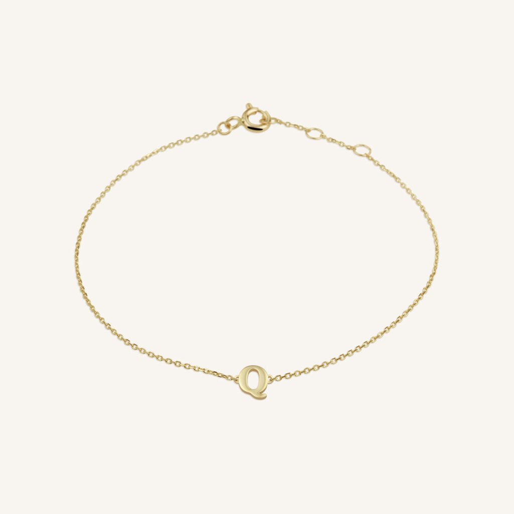 Rosefield Initial armband Q – 14 karaat goud – productfoto 1