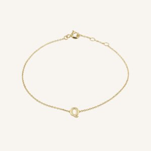 Rosefield Initial armband Q – 14 karaat goud – productfoto 1