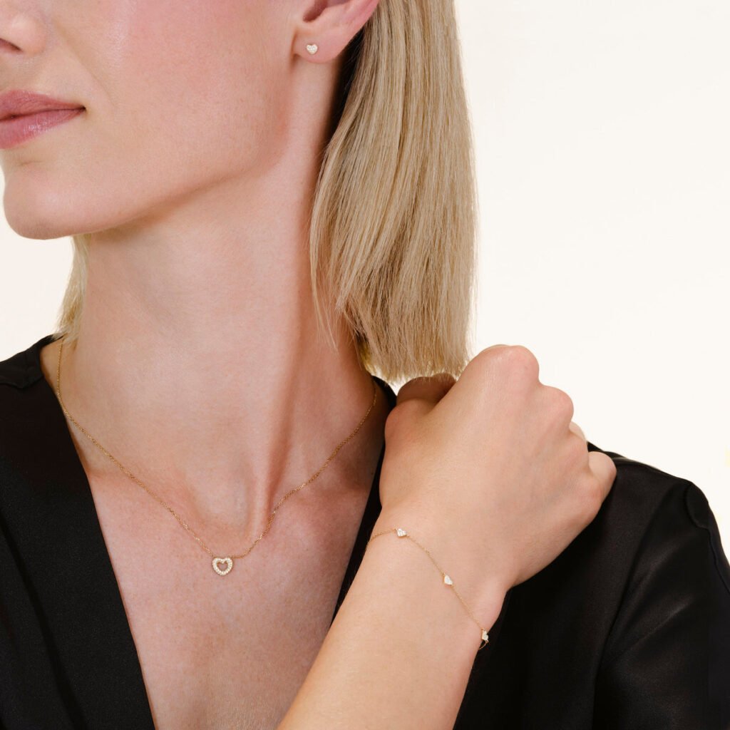 Rosefield Triple Heart Pave armband – 14 karaat goud met labdiamanten – productfoto 2