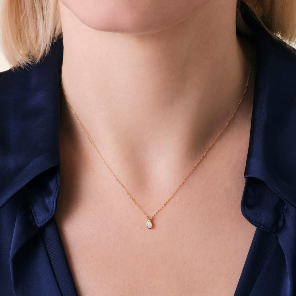 Rosefield Luna Pear ketting – 14 karaat goud met labdiamanten – productfoto 2