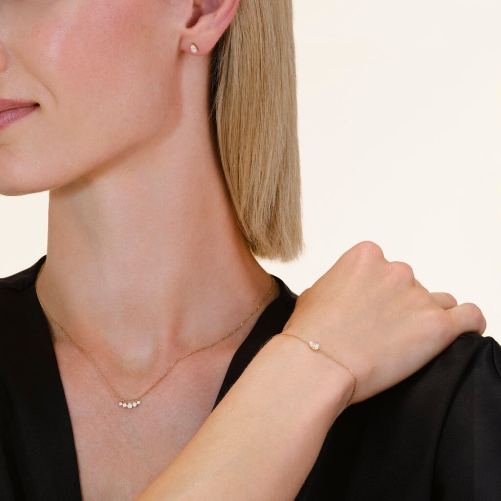 Rosefield Marquise oorknopjes – 14 karaat goud met labdiamanten – productfoto 2