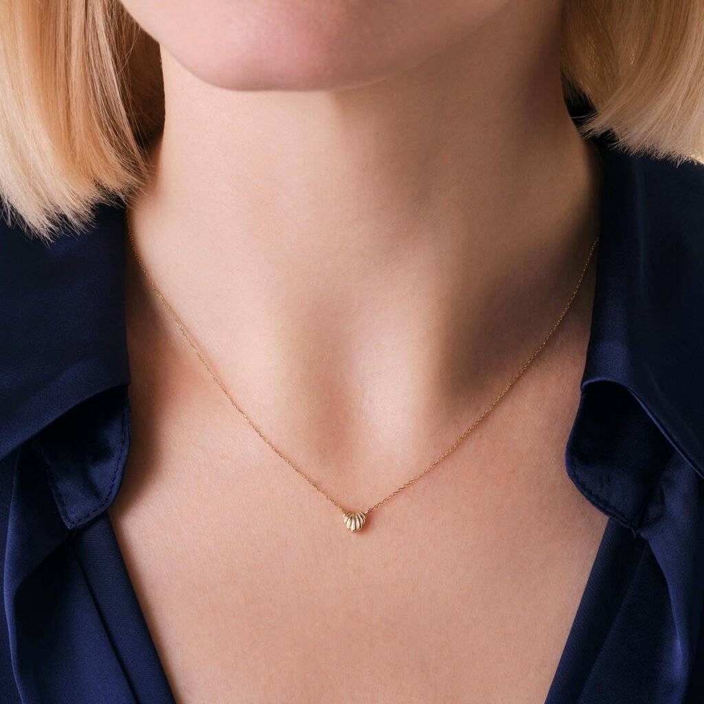 Rosefield Fluted Heart ketting – 14 karaat goud – productfoto 2