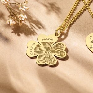 Gouden vingerafdruk hanger klaver met naam en datum GHEV010