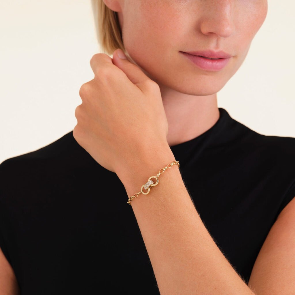 Rosefield Bow Studs armband – goudkleurig – productfoto 2