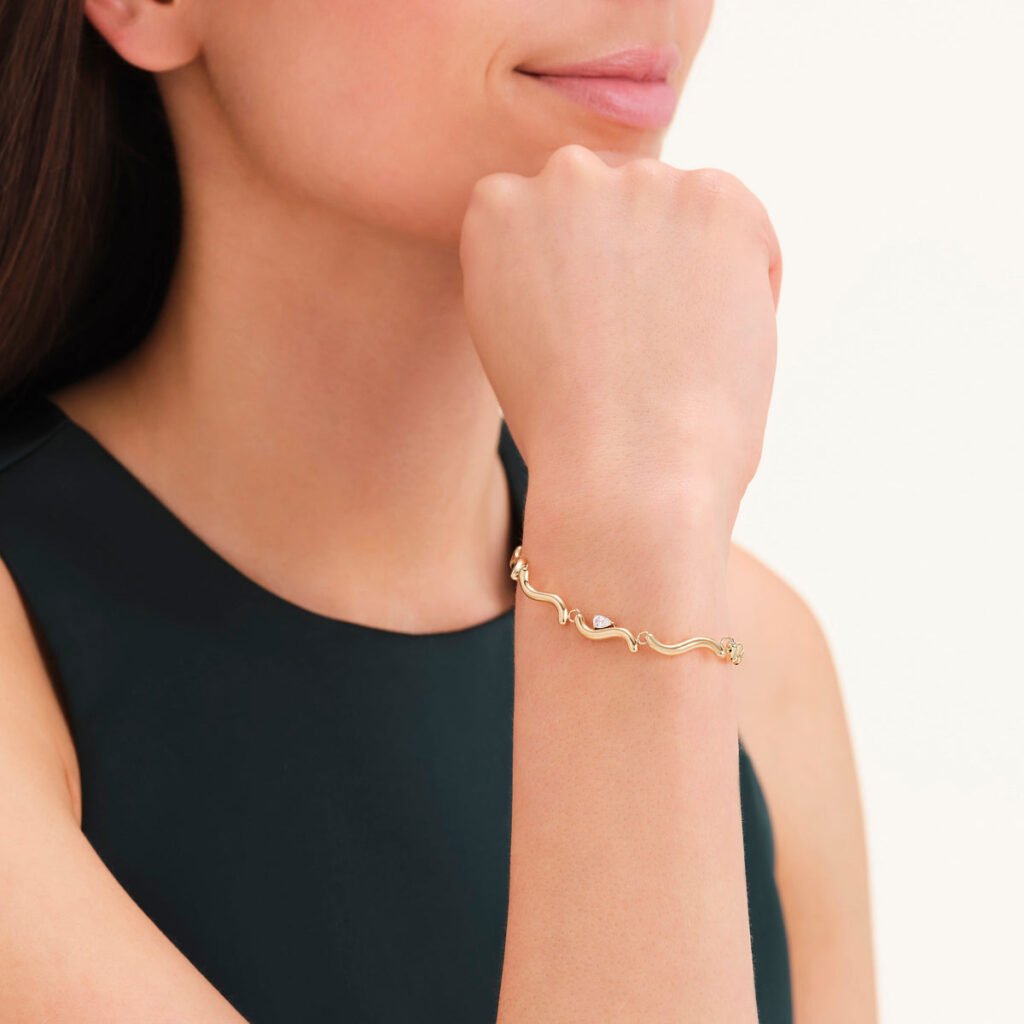 Rosefield Drop Wave armband – goudkleurig – productfoto 2