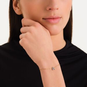Rosefield Crystal Letter A armband – goudkleurig – productfoto 2
