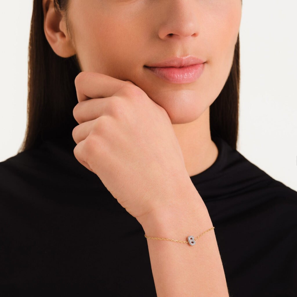 Rosefield Crystal Letter B armband – goudkleurig – productfoto 2