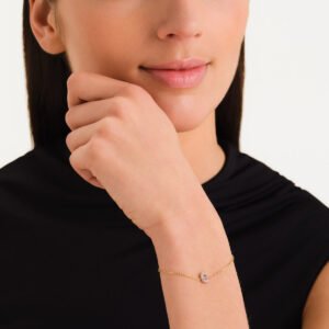 Rosefield Crystal Letter C armband – goudkleurig – productfoto 2