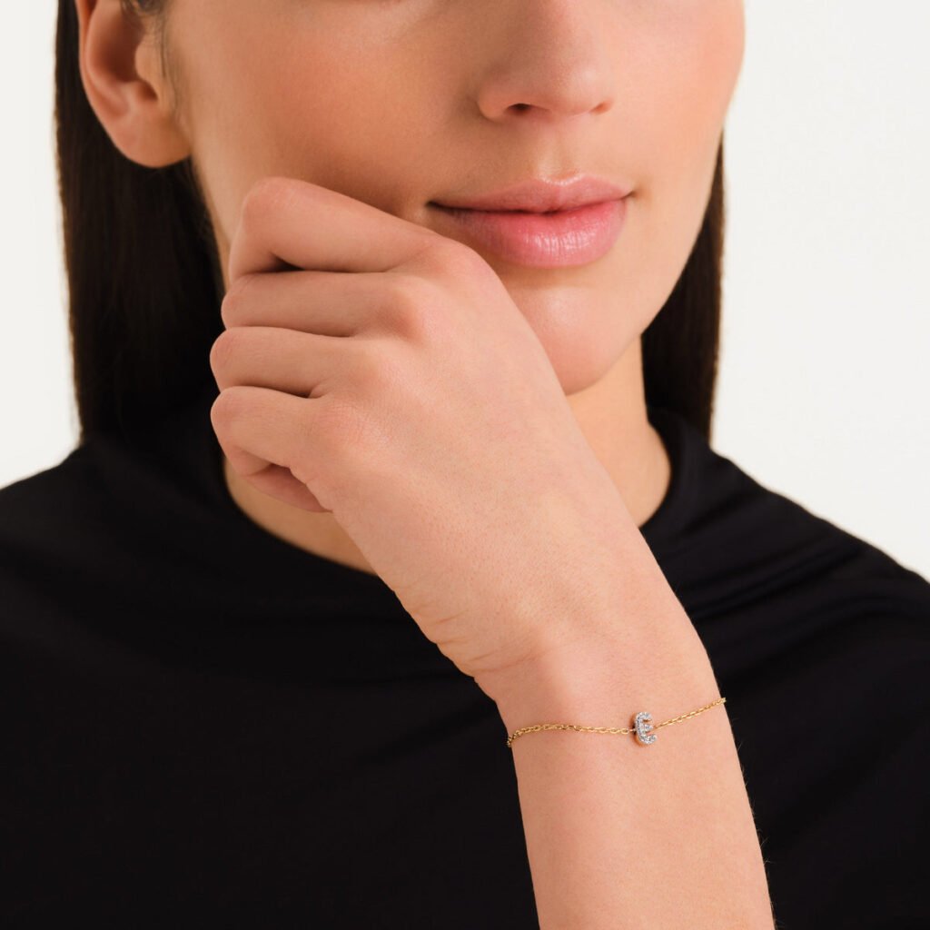Rosefield Crystal Letter E armband – goudkleurig – productfoto 2