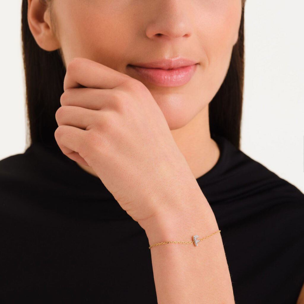 Rosefield Crystal Letter F armband – goudkleurig – productfoto 2