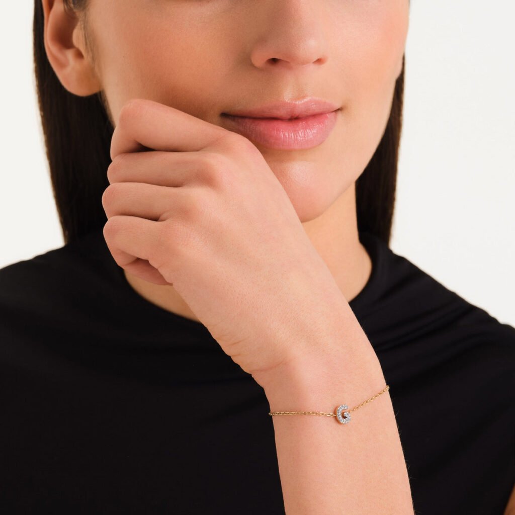 Rosefield Crystal Letter G armband – goudkleurig – productfoto 2