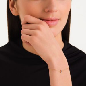 Rosefield Crystal Letter J armband – goudkleurig – productfoto 2