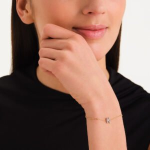 Rosefield Crystal Letter K armband – goudkleurig – productfoto 2