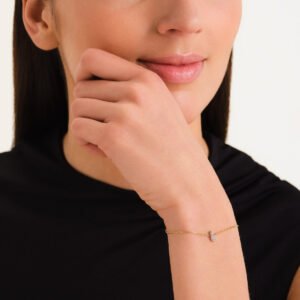 Rosefield Crystal Letter L armband – goudkleurig – productfoto 2