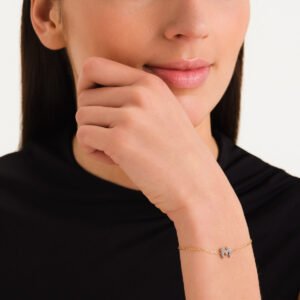 Rosefield Crystal Letter M armband – goudkleurig – productfoto 2