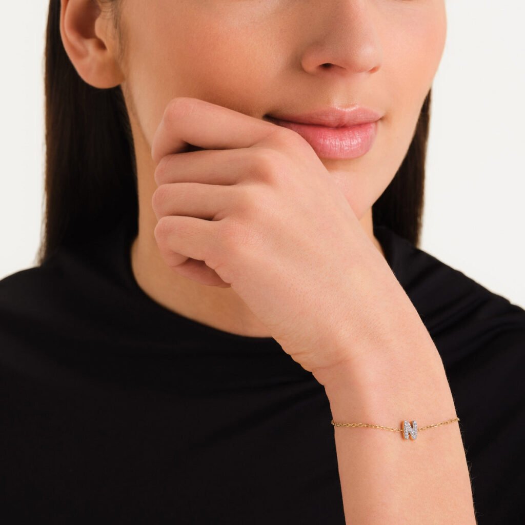 Rosefield Crystal Letter N armband – goudkleurig – productfoto 2