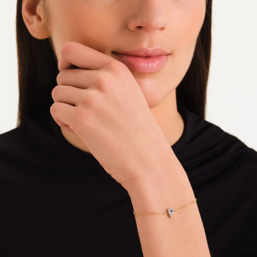 Rosefield Crystal Letter P armband – goudkleurig – productfoto 2