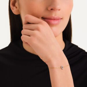Rosefield Crystal Letter Q armband – goudkleurig – productfoto 2