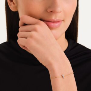 Rosefield Crystal Letter T armband – goudkleurig – productfoto 2