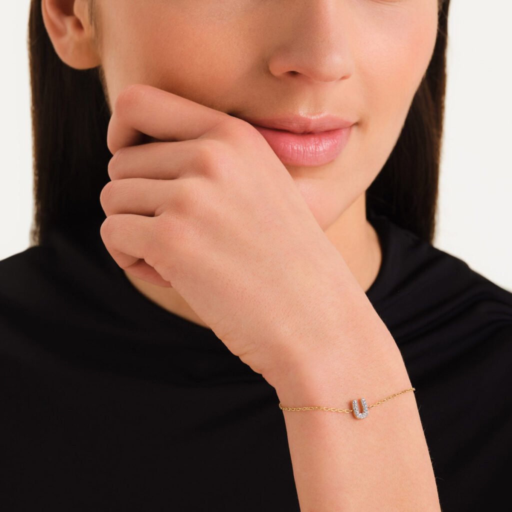 Rosefield Crystal Letter U armband – goudkleurig – productfoto 2