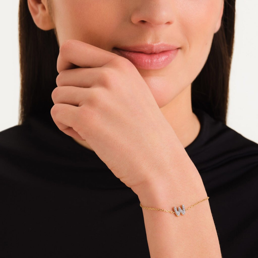 Rosefield Crystal Letter W armband – goudkleurig – productfoto 2