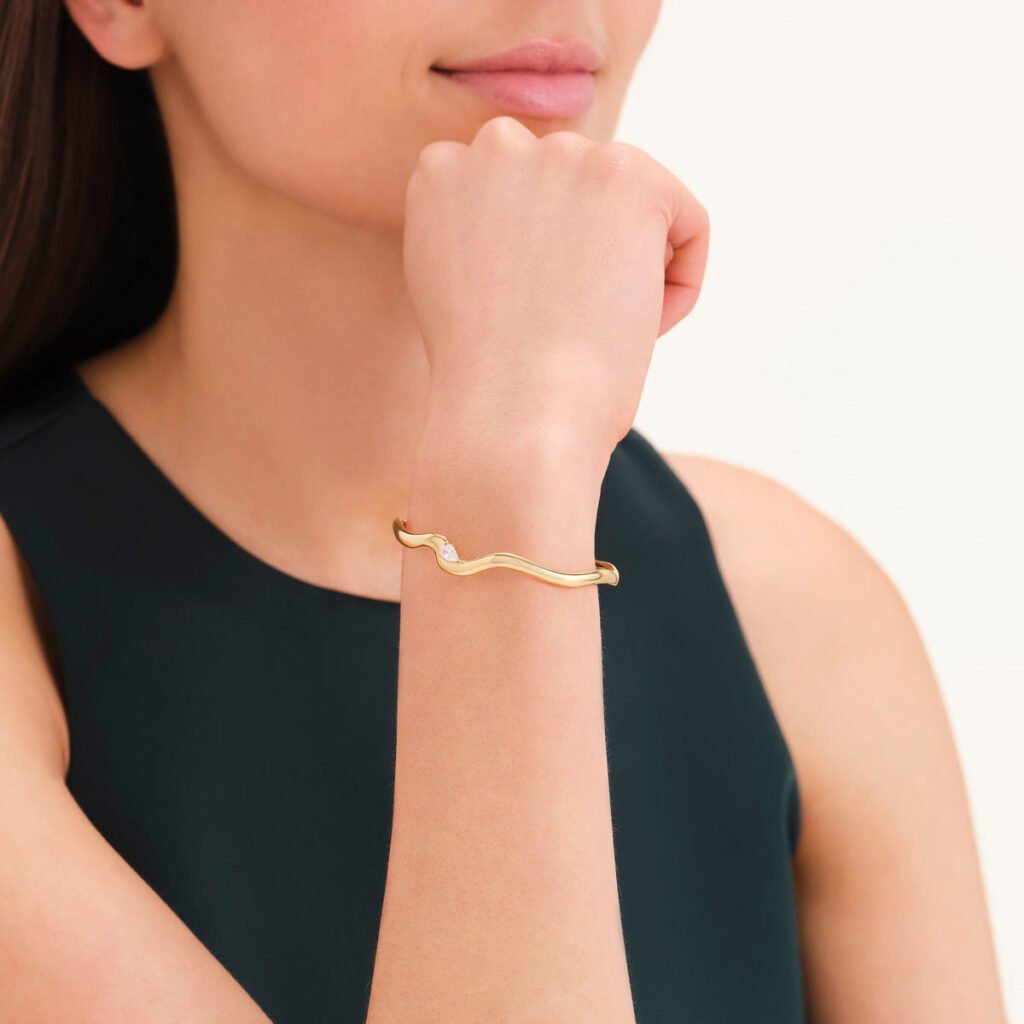 Rosefield Marquise Wave Bangle – goudkleurig – productfoto 2