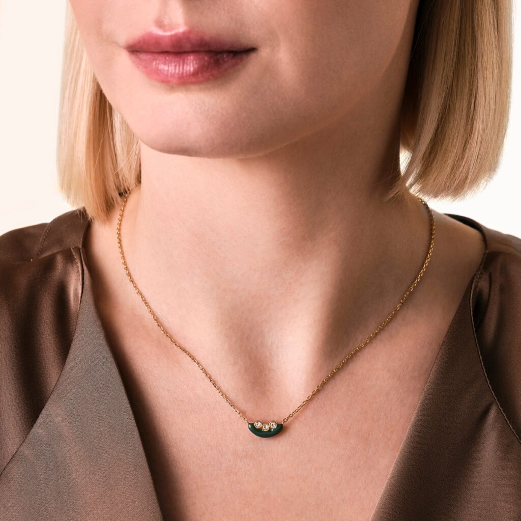 Rosefield Enamel ketting – goudkleurig / groen – productfoto 2