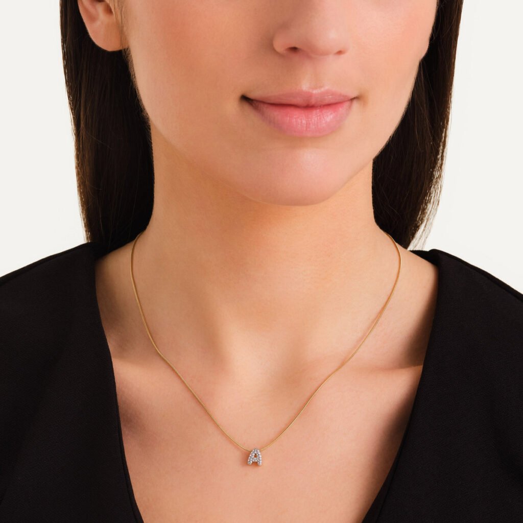 Rosefield Crystal Letter A ketting – goudkleurig – productfoto 2