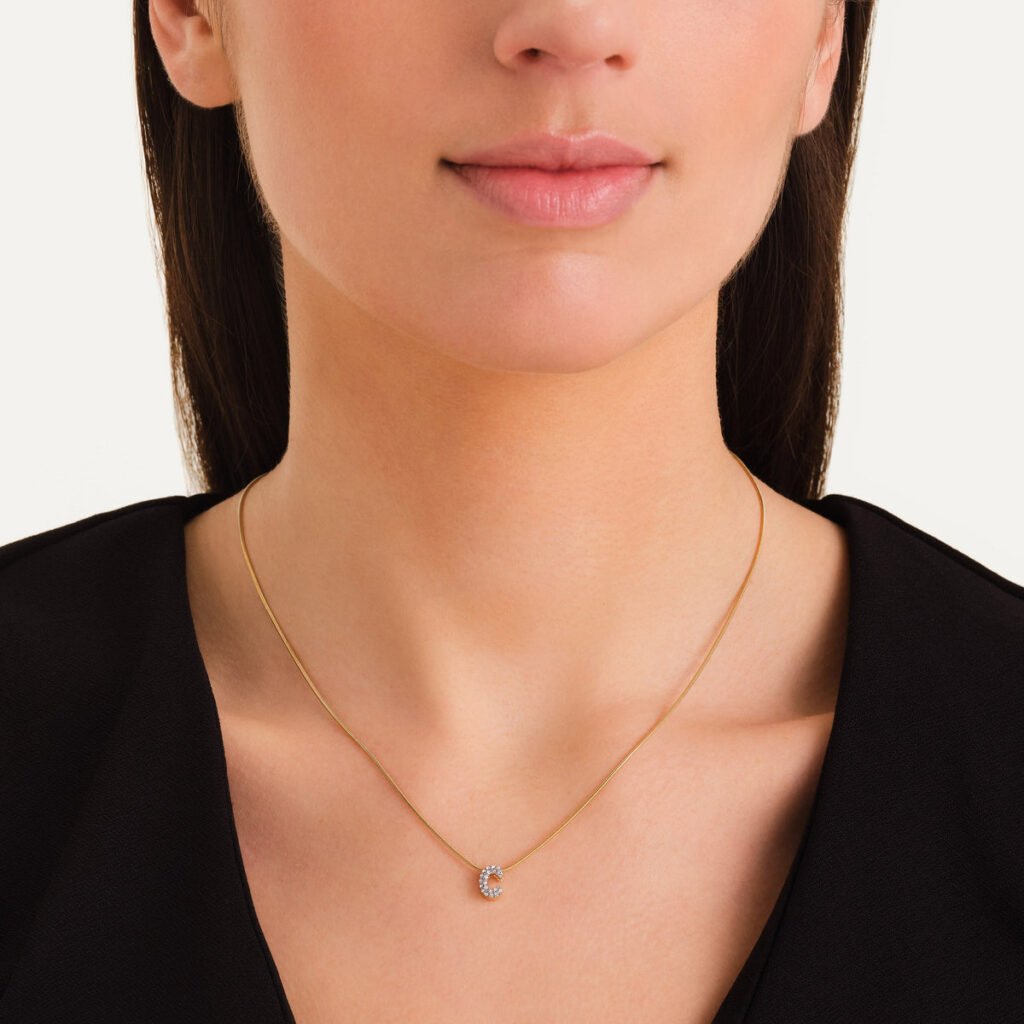 Rosefield Crystal Letter C ketting – goudkleurig – productfoto 2