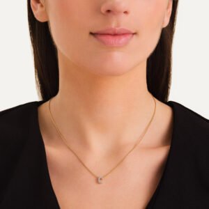 Rosefield Crystal Letter C ketting – goudkleurig – productfoto 2