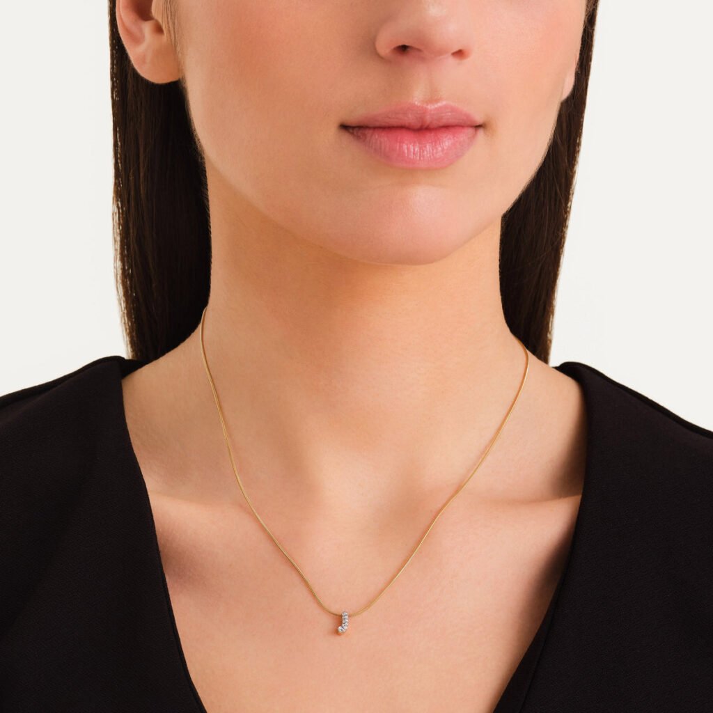 Rosefield Crystal Letter J ketting – goudkleurig – productfoto 2