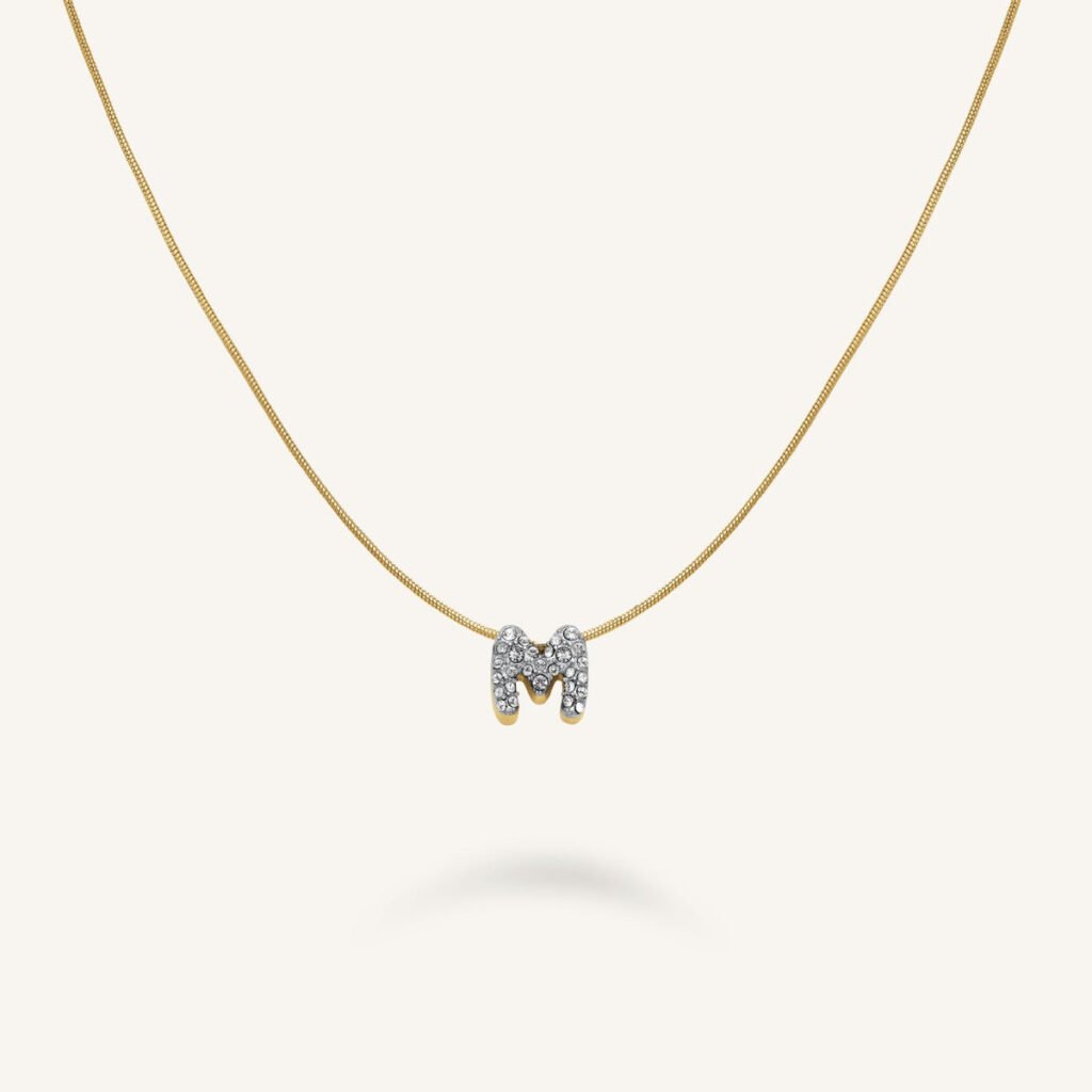 Rosefield Crystal Letter M ketting – goudkleurig – productfoto 1