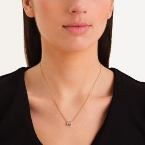 Rosefield Crystal Letter M ketting – goudkleurig – productfoto 2