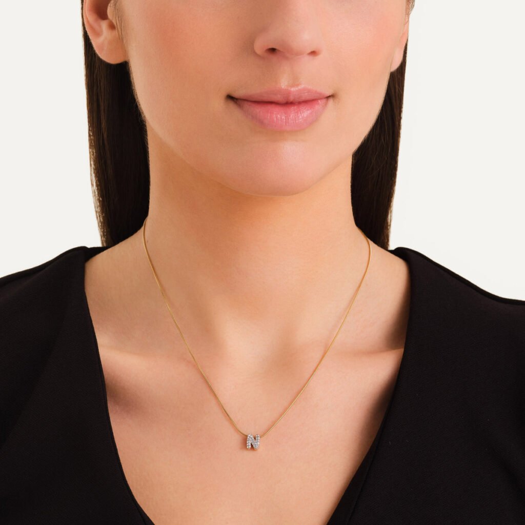 Rosefield Crystal Letter N ketting – goudkleurig – productfoto 2
