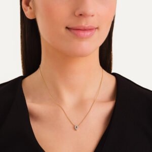 Rosefield Crystal Letter Q ketting – goudkleurig – productfoto 2