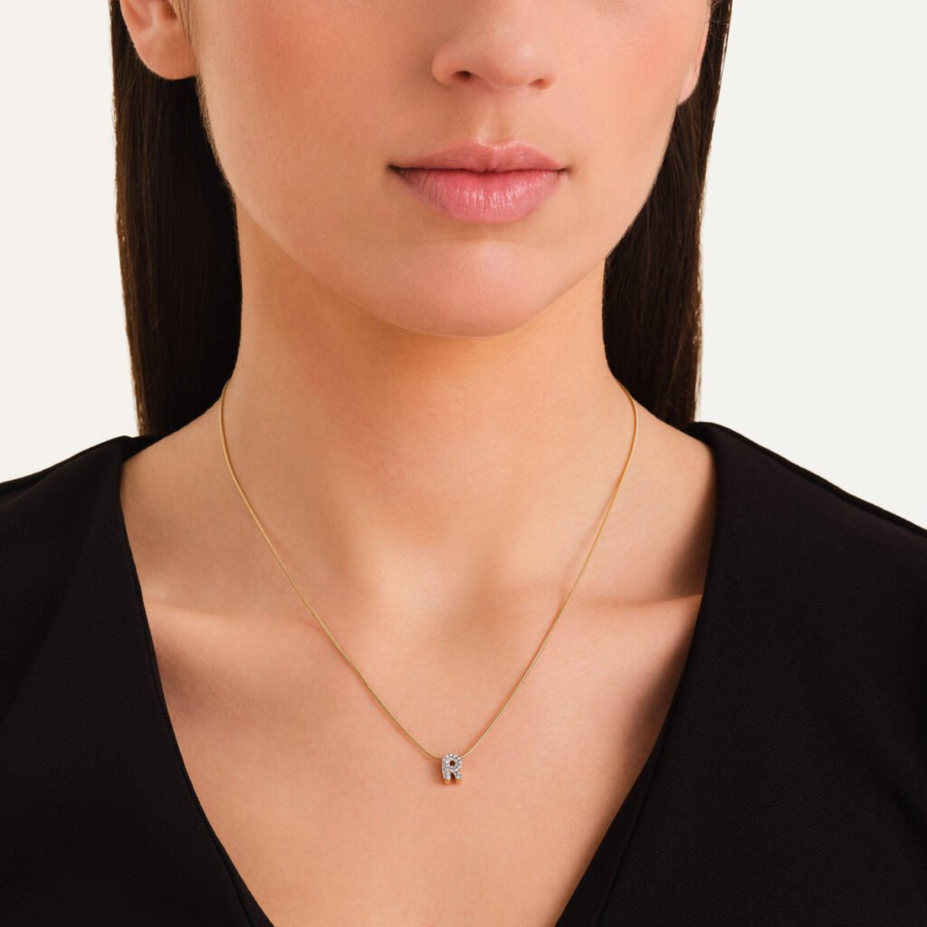 Rosefield Crystal Letter R ketting – goudkleurig – productfoto 2