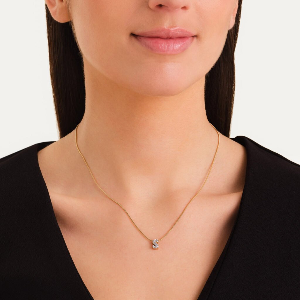 Rosefield Crystal Letter S ketting – goudkleurig – productfoto 2