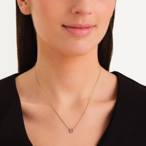 Rosefield Crystal Letter U ketting – goudkleurig – productfoto 2