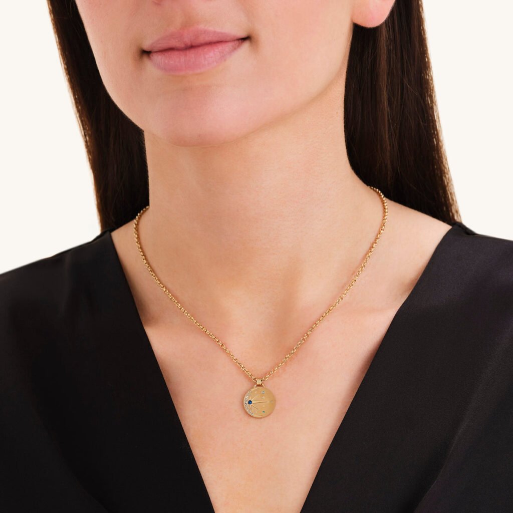 Rosefield Night Sky Amulet – goudkleurig – productfoto 2
