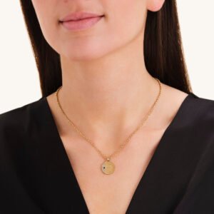 Rosefield Night Sky Amulet – goudkleurig – productfoto 2