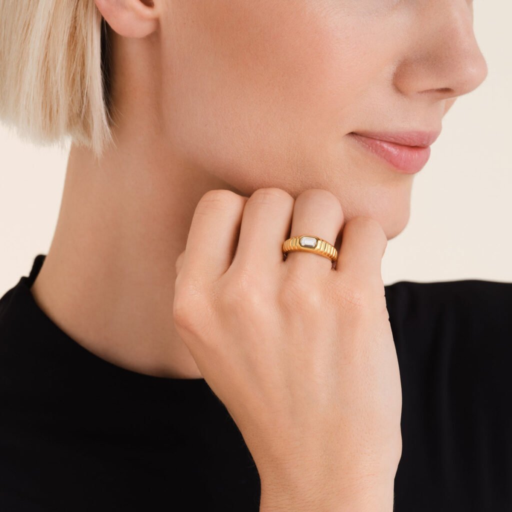Rosefield Octagon Ridged ring – goudkleurig – productfoto 2