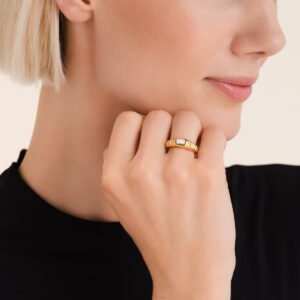 Rosefield Octagon Ridged ring – goudkleurig – productfoto 2