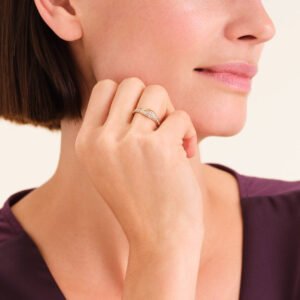 Rosefield Pave Wave ring – goudkleurig – productfoto 2