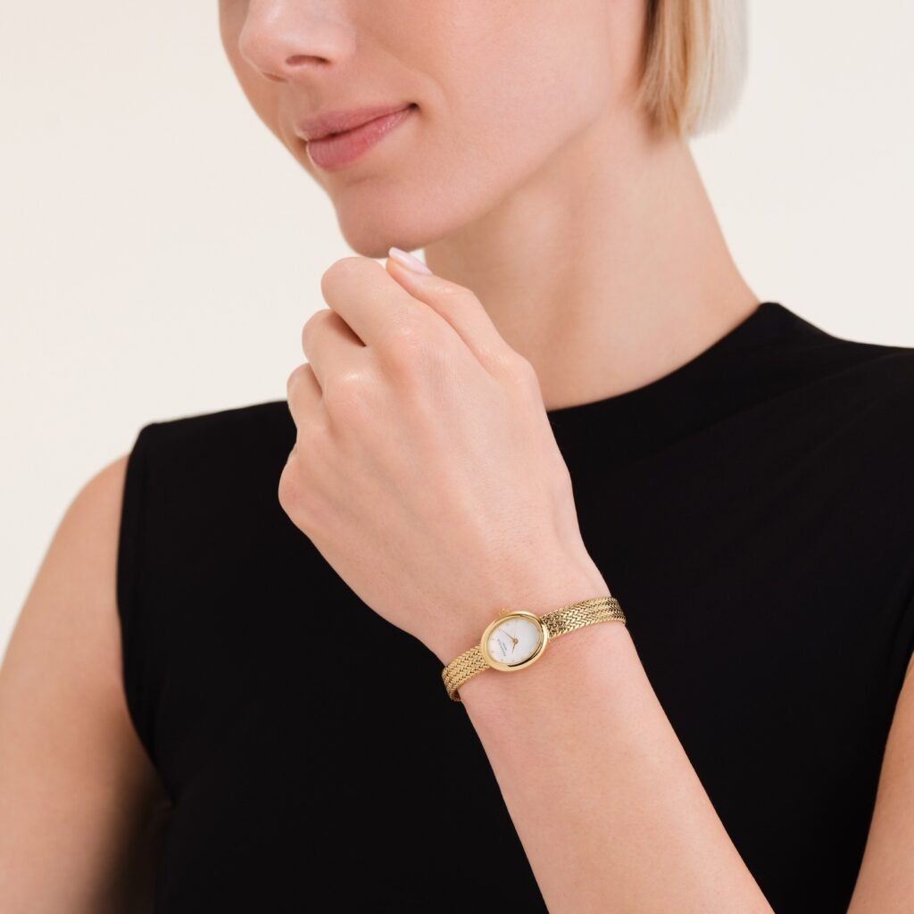 Rosefield Mini Oval horloge – goudkleurig – productfoto 2