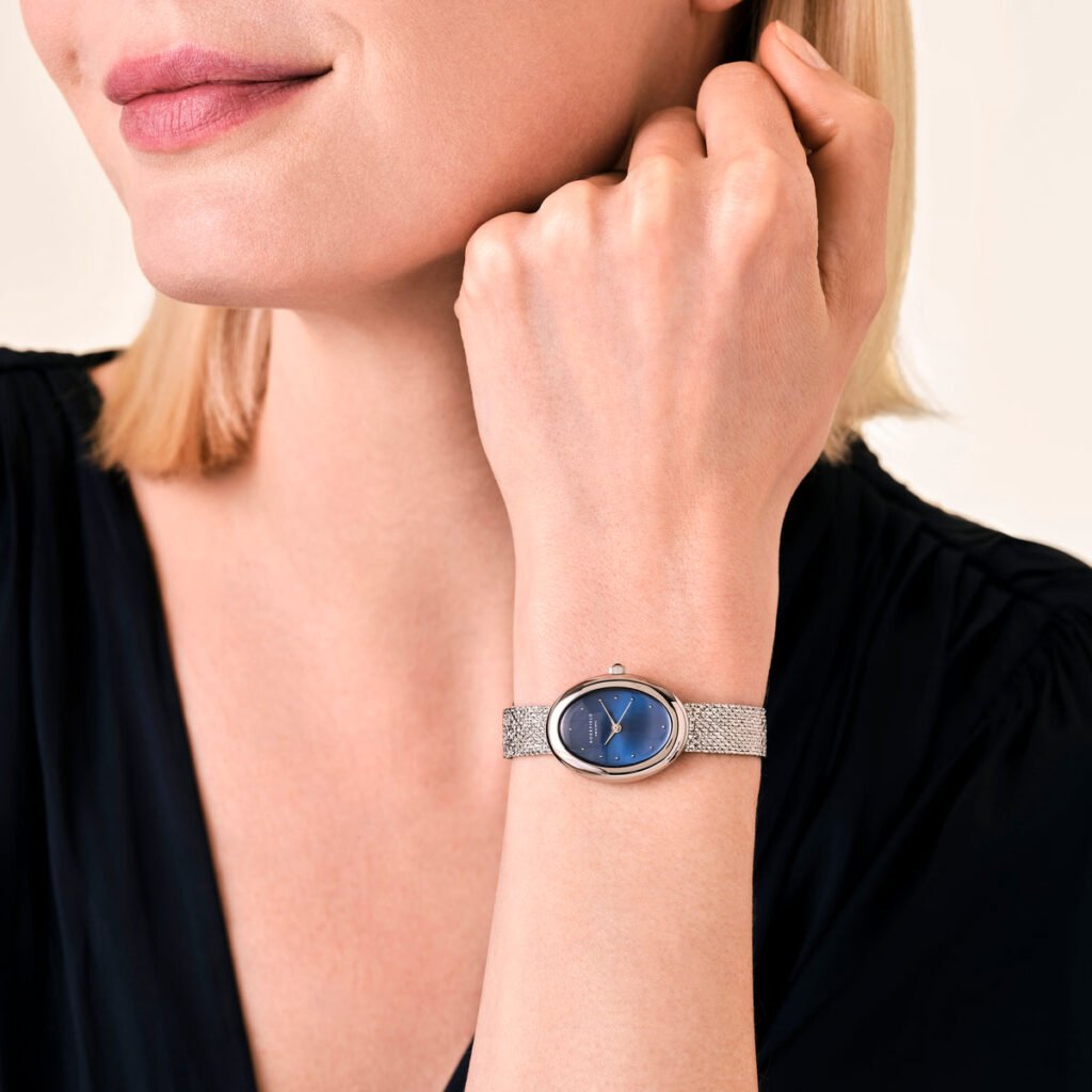 Rosefield Ovale Indigo horloge – zilverkleurig – productfoto 2