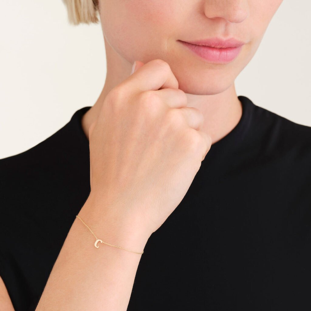 Rosefield Initial armband C – 14 karaat goud – productfoto 2